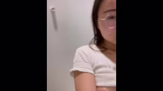 优衣库试衣间 依鸣 中国留学生就是会玩儿！揉奶粉穴自慰 娇娇嗲嗲上海小姐姐海外拍A片 蜜桃臀